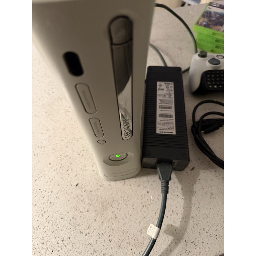 Microsoft Xbox 360 ,2 Controllers ,cables HDMI Cable ,4 Games‎